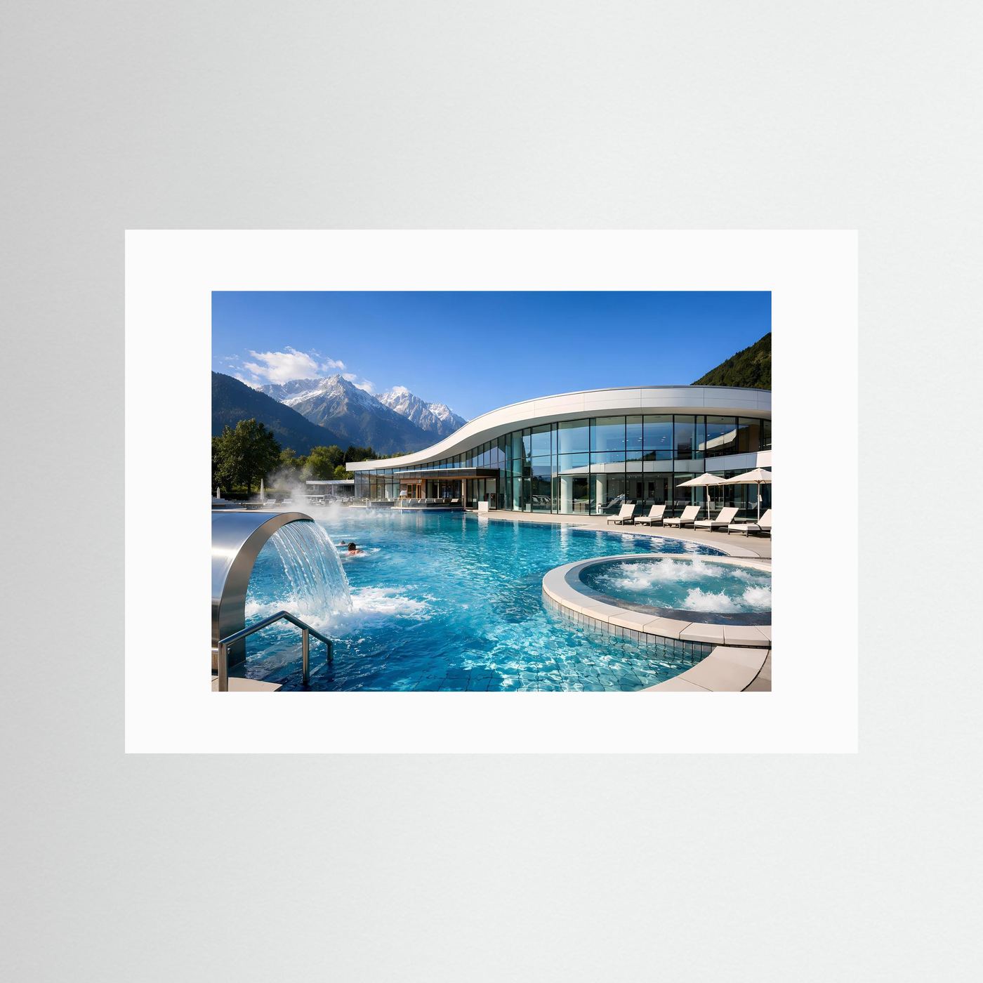 Poster im Querformat mit Swimmingpool und Hotelterrasse vor Bergpanorama