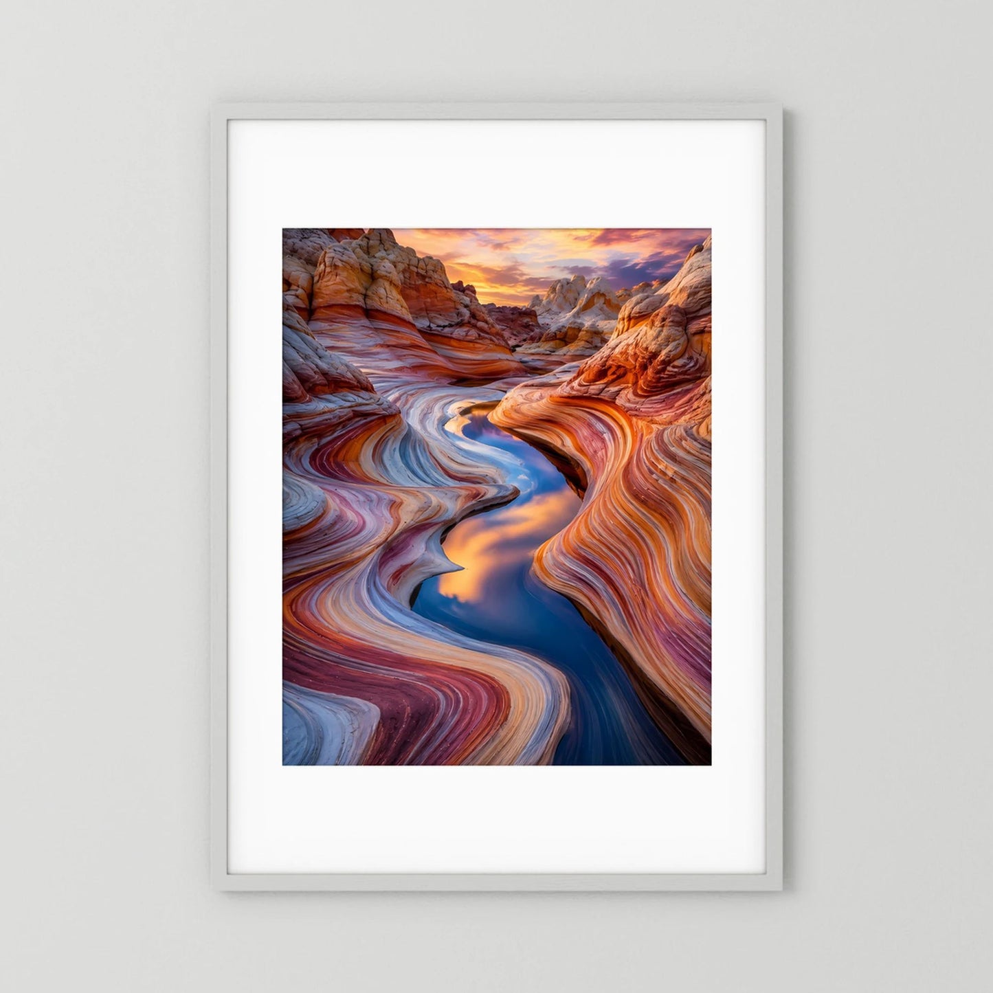 Poster im Hochformat mit Wüstenfelsen, weißer Rahmen mit breitem weißem Passepartout.