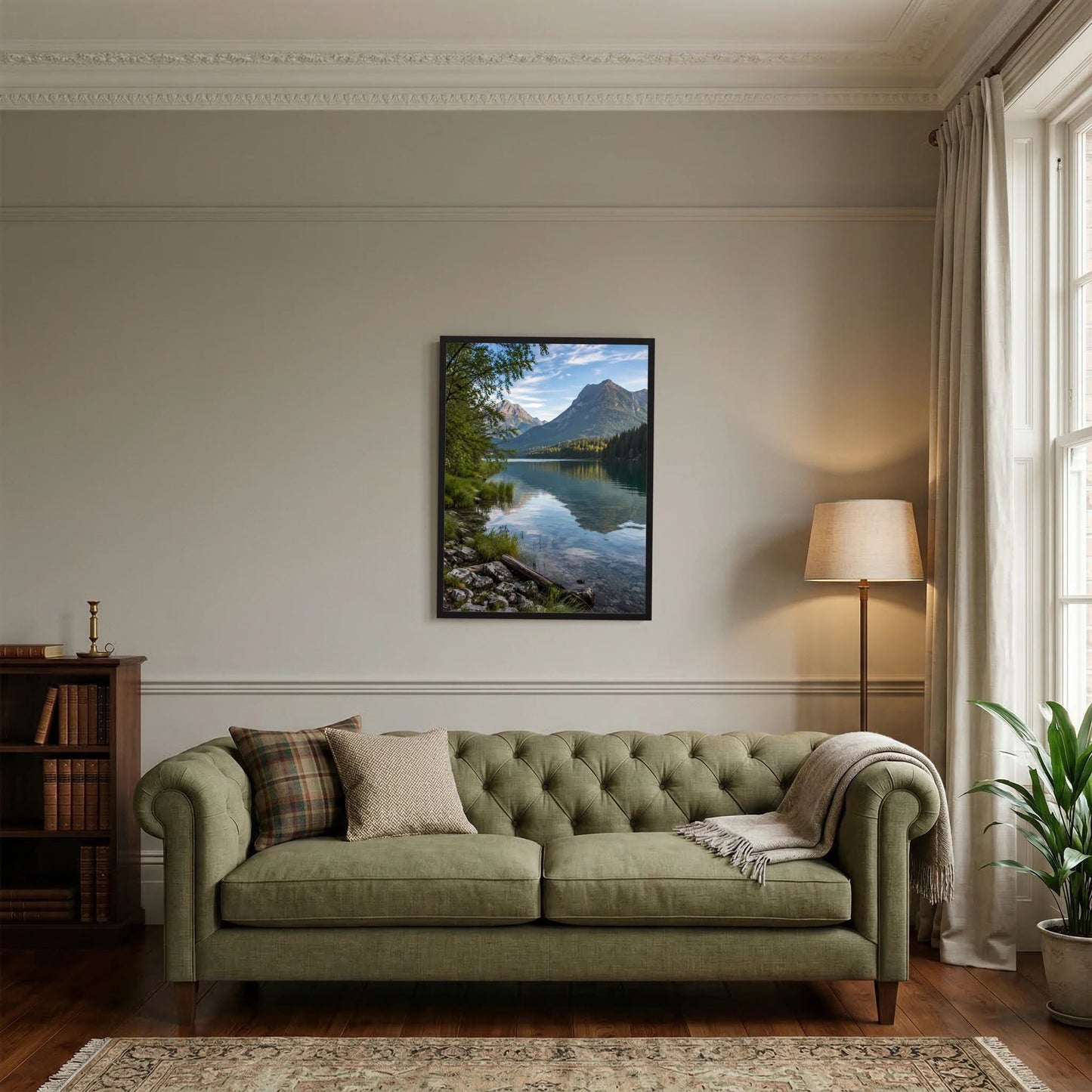 Poster im schwarzen Rahmen mit Alpensee und Bergpanorama über einem Sofa