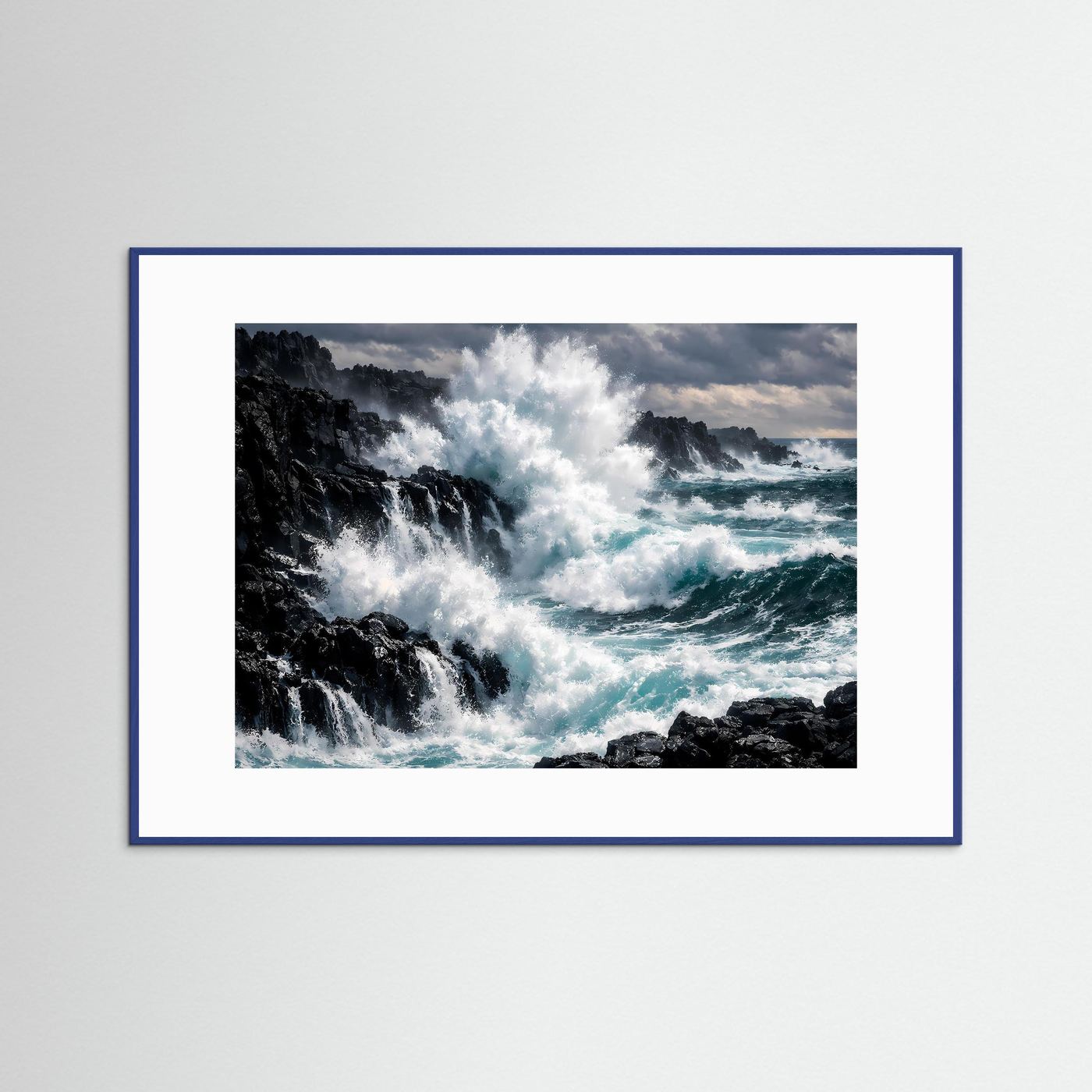 Wandposter mit Foto von Meerwellen und Steinküste, blauer Rahmen, weißer Rand