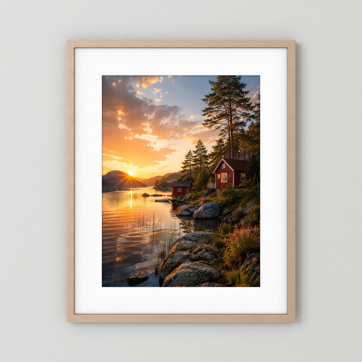 Kunstposter im Hochformat mit beigem Holzrahmen: Sonnenuntergang am See, rote Hütte, Fichten.