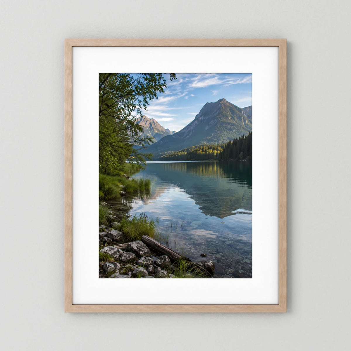 Hochformat-Poster mit Bergsee-Landschaft, hellbrauner Holzrahmen und weißer Rand