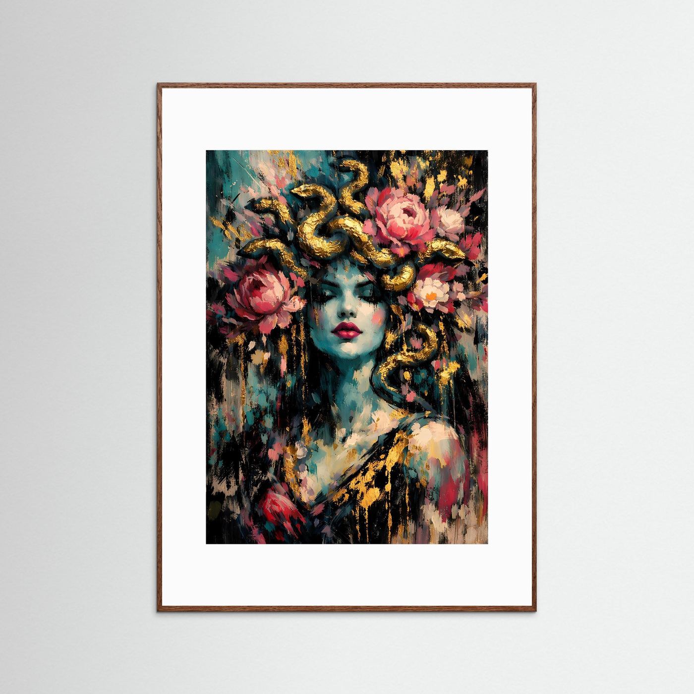 Gerahmtes Mythologie-Poster mit Medusa-Motiv, dunkelbraunem Holzrahmen, türkis-rosé Blumen