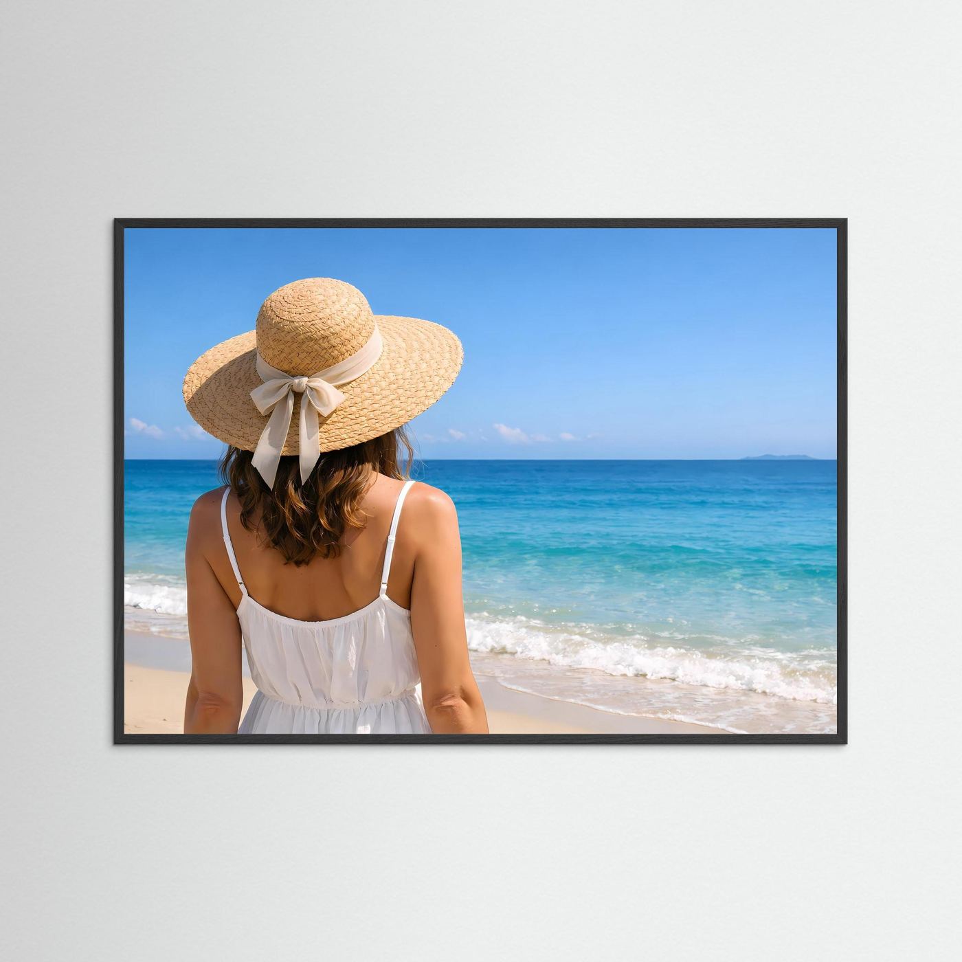 Strandposter im Querformat mit schwarzem Rahmen: Frau mit Strohhut und weißem Kleid