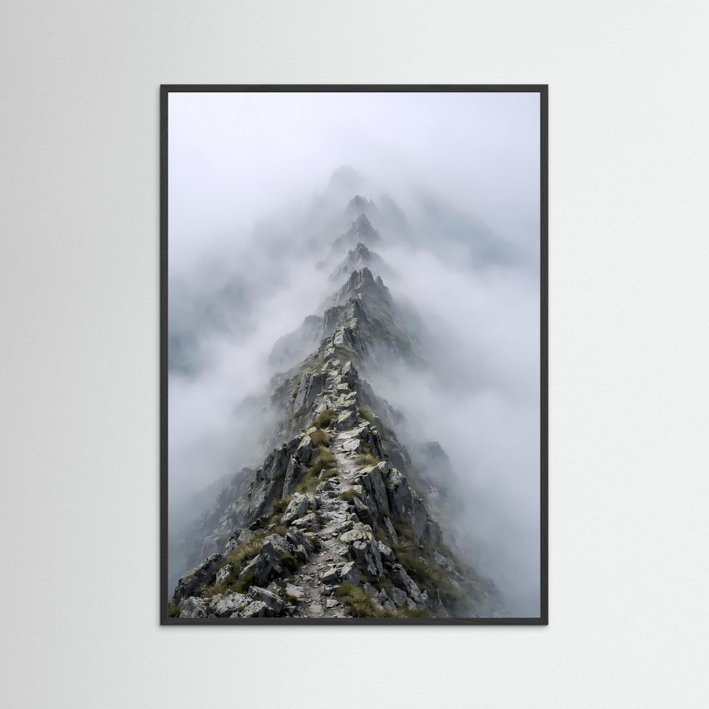 Hochformat-Poster im schwarzen Rahmen, felsiger Berggrat im Nebel
