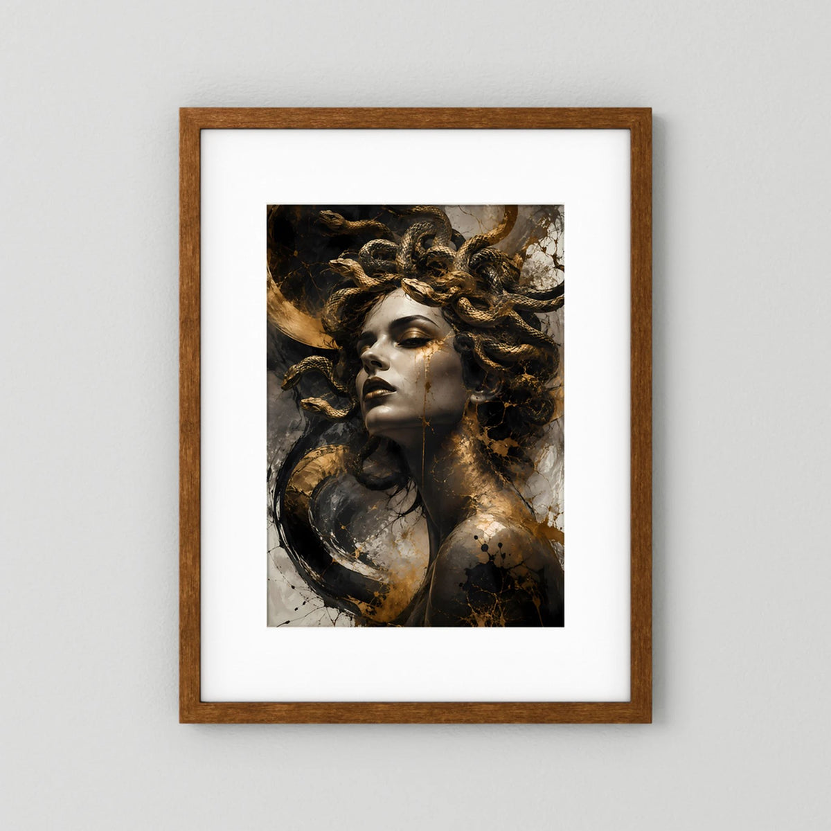 Poster im Hochformat mit Medusa-Frau in Schwarz-Gold, brauner Holzrahmen mit weißem Rand