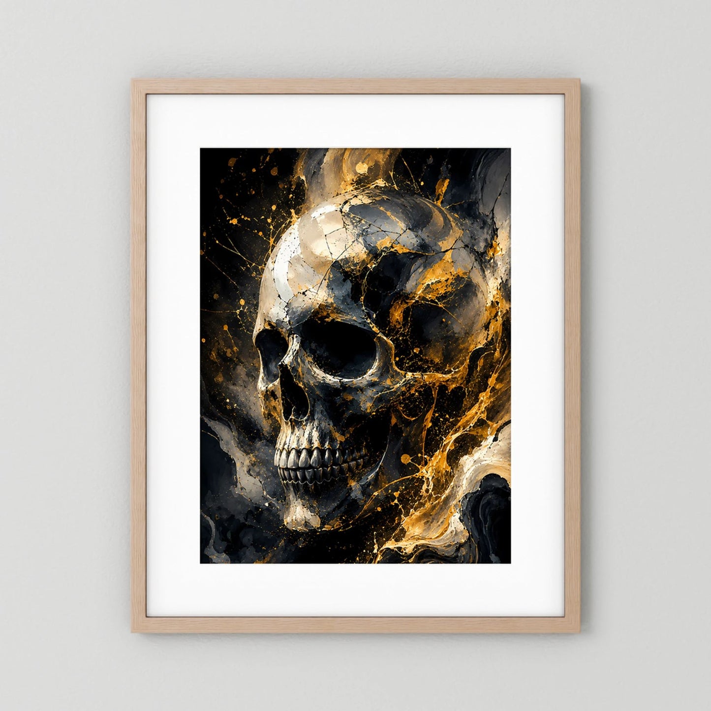Poster mit Totenkopf-Motiv in Schwarz und Gold, hochkant mit hellem Holzrahmen.