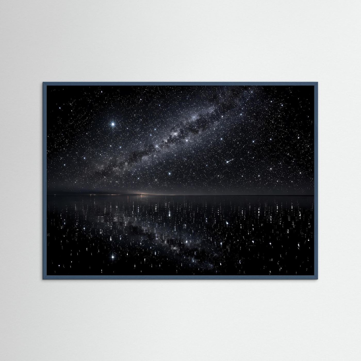 Poster Sternenhimmel mit Spiegelung im Wasser, dunkelblauer Holzrahmen