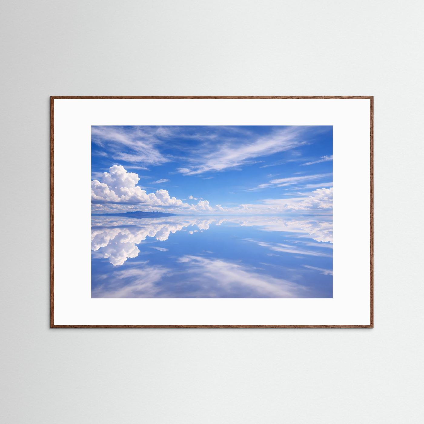 Querformat-Poster mit Himmel und Wolken im dunkelbraunen Holzrahmen