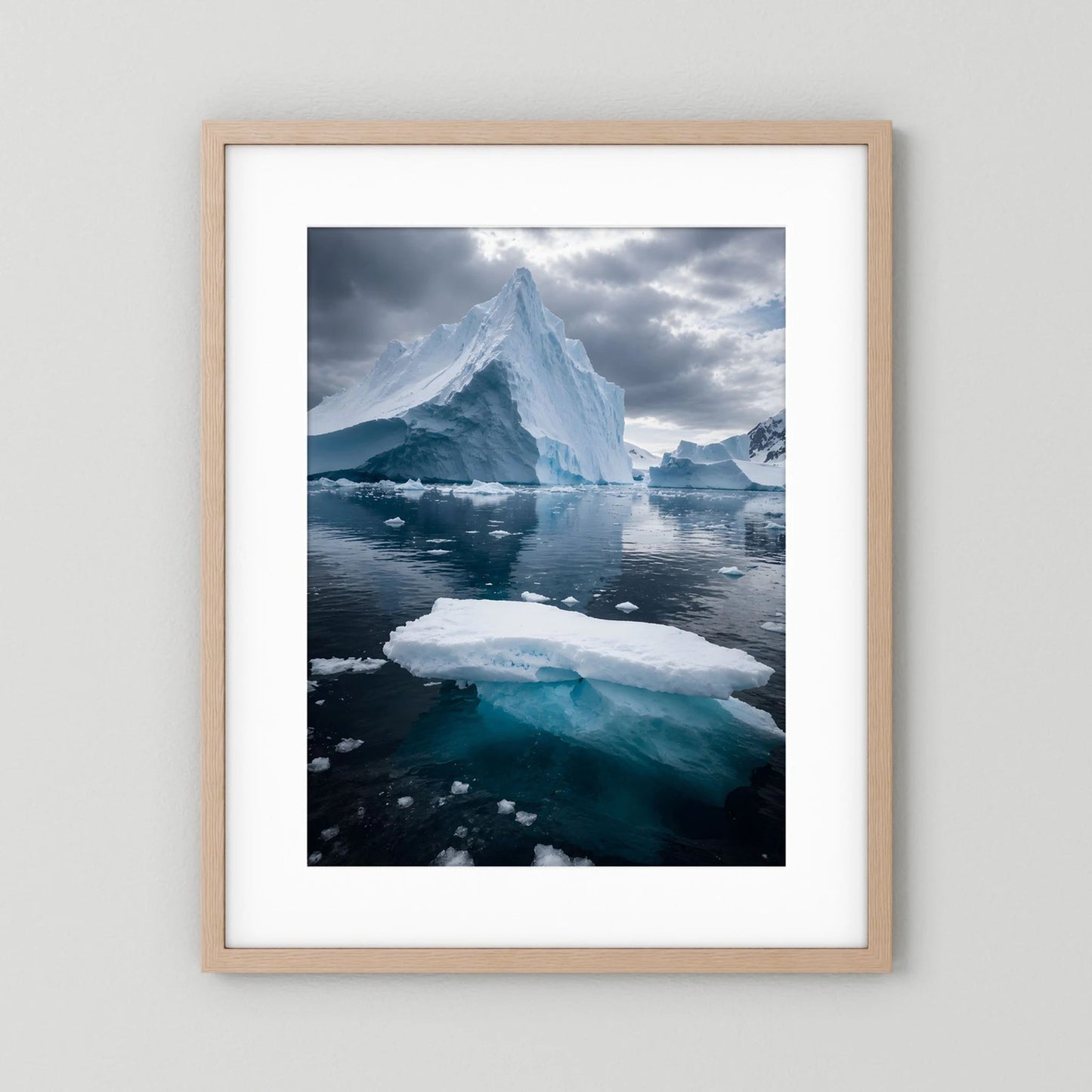 Poster mit Antarktis-Eislandschaft: Gletscherspitze, blaues Eis und Wasser, Holzrahmen