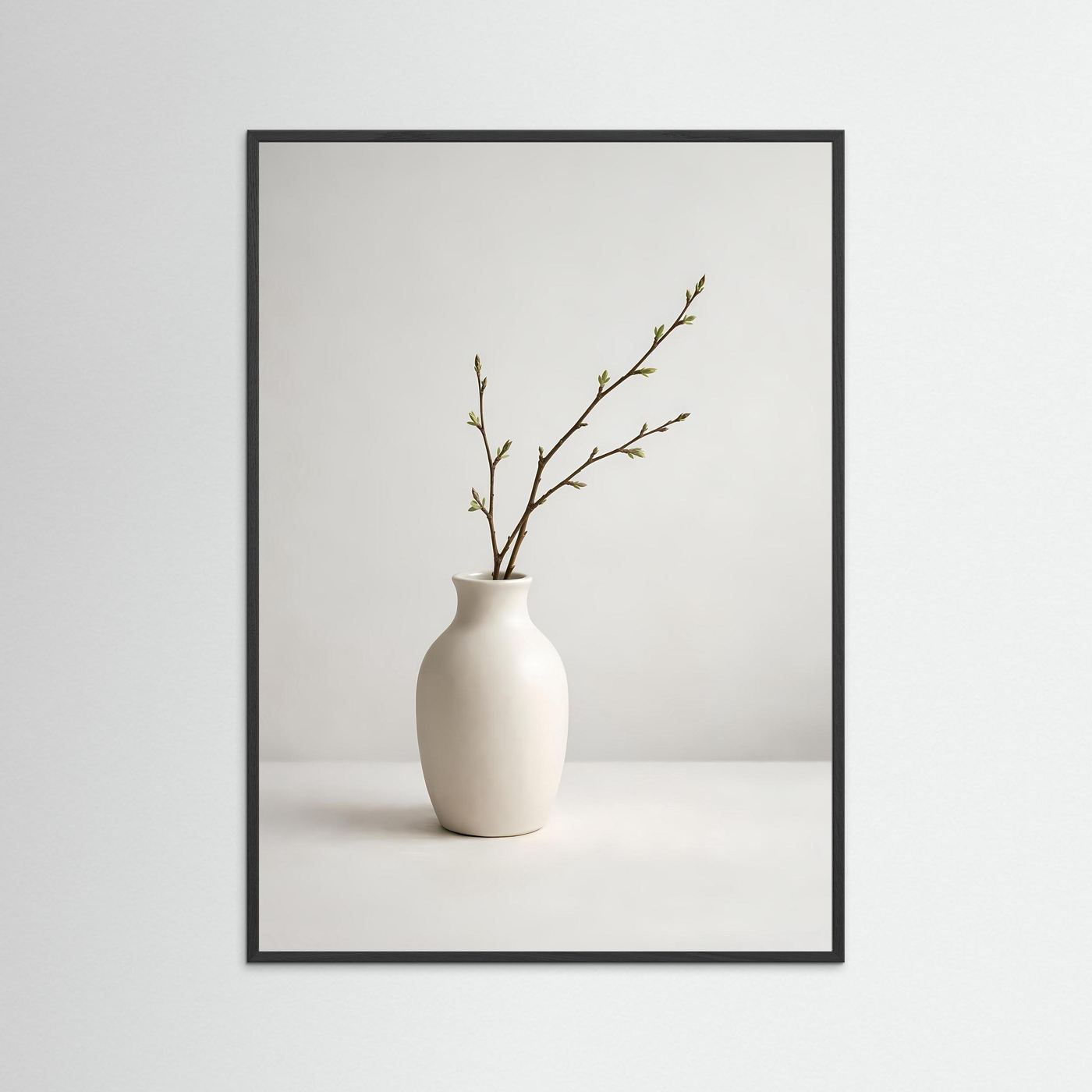 Stillleben-Poster mit cremeweißer Vase und Frühlingszweig, schwarzer Rahmen, Hochformat