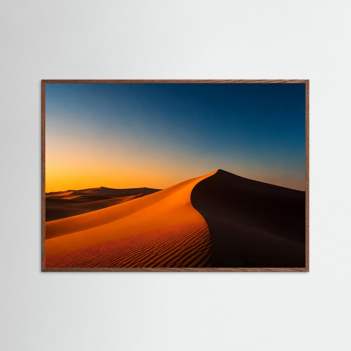 Gerahmtes Querformat-Poster mit goldenen Sanddünen und Sonnenuntergang, brauner Holzrahmen