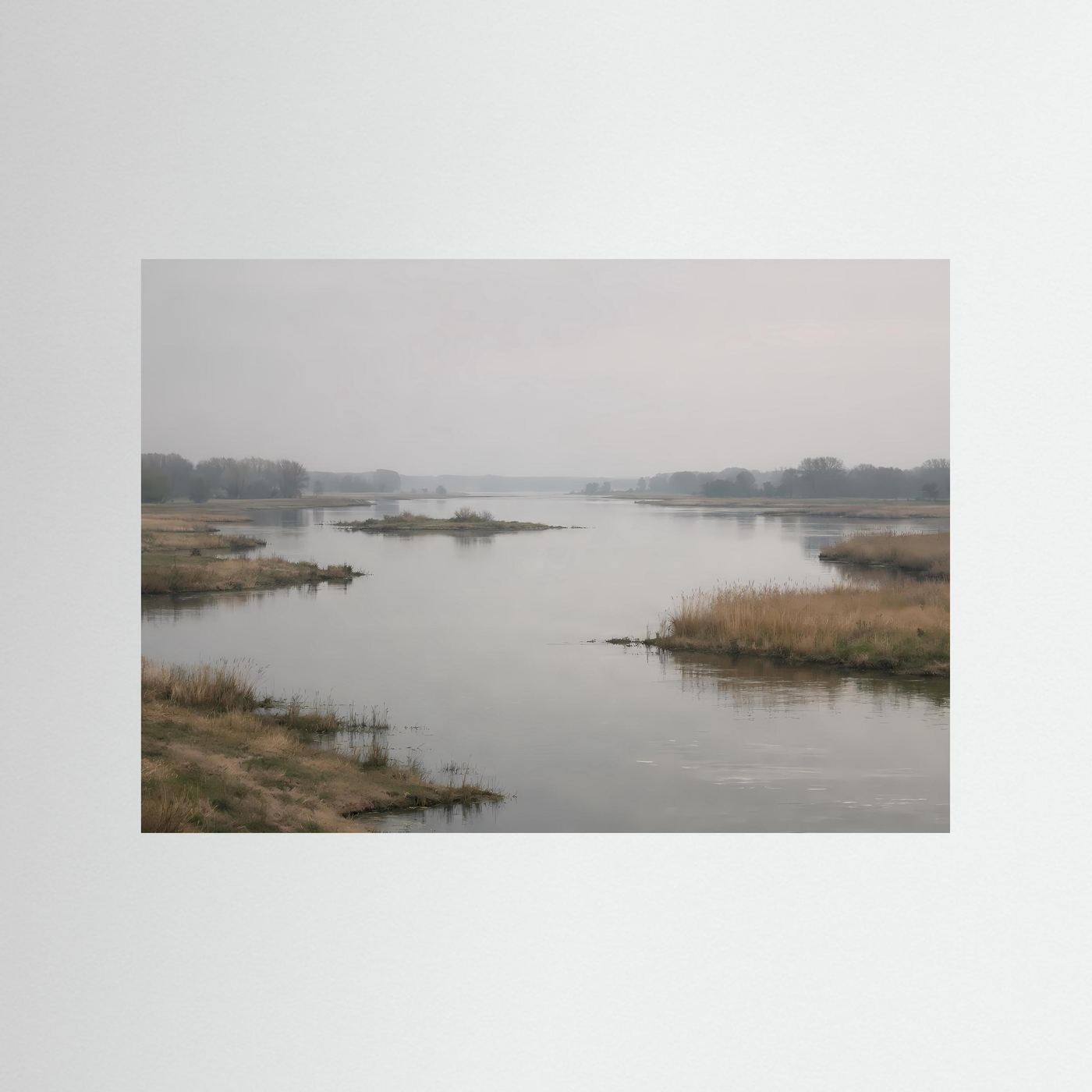 Naturposter mit Flusslandschaft im Morgennebel ohne sichtbaren Rahmen