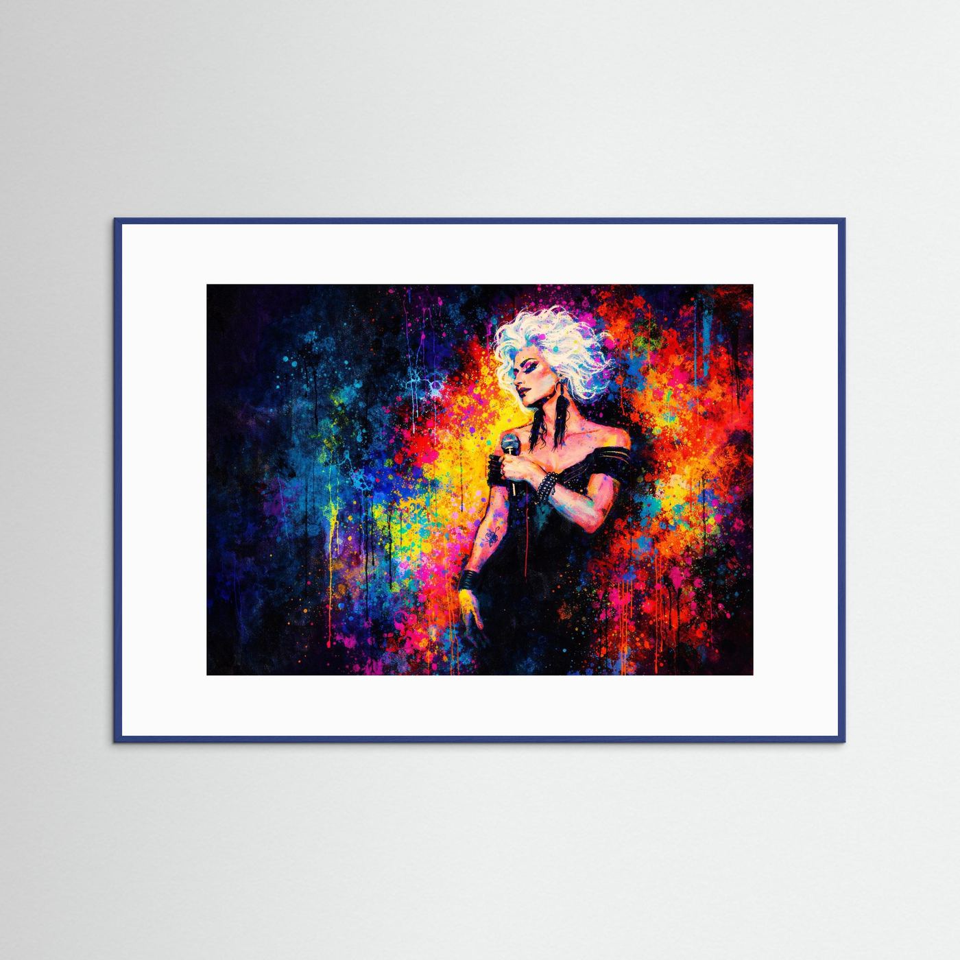 Wandbild mit Pop-Art-Sängerin und Farbspritzern, blauer Holzrahmen