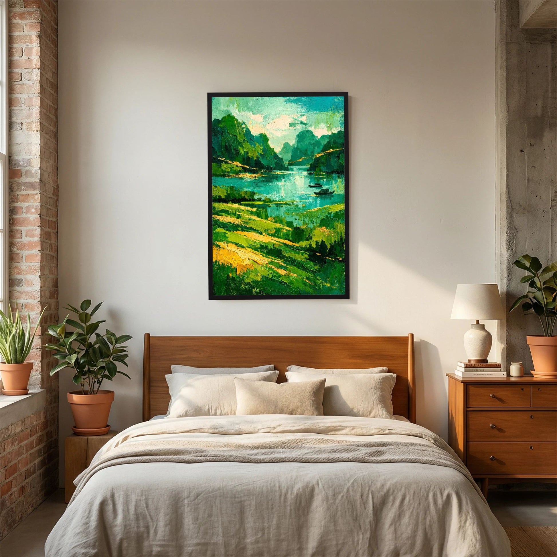 Kunstposter im schwarzen Rahmen: grüne Uferlandschaft mit Booten und Bergen