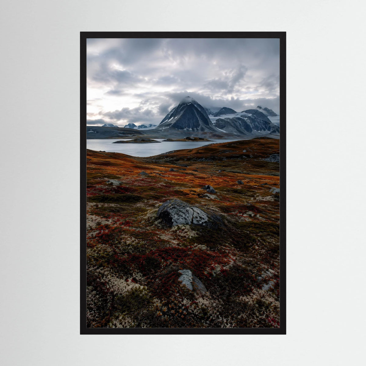 Naturposter im Hochformat: dramatische Berglandschaft in Grau und Rostrot, schwarzer Rahmen