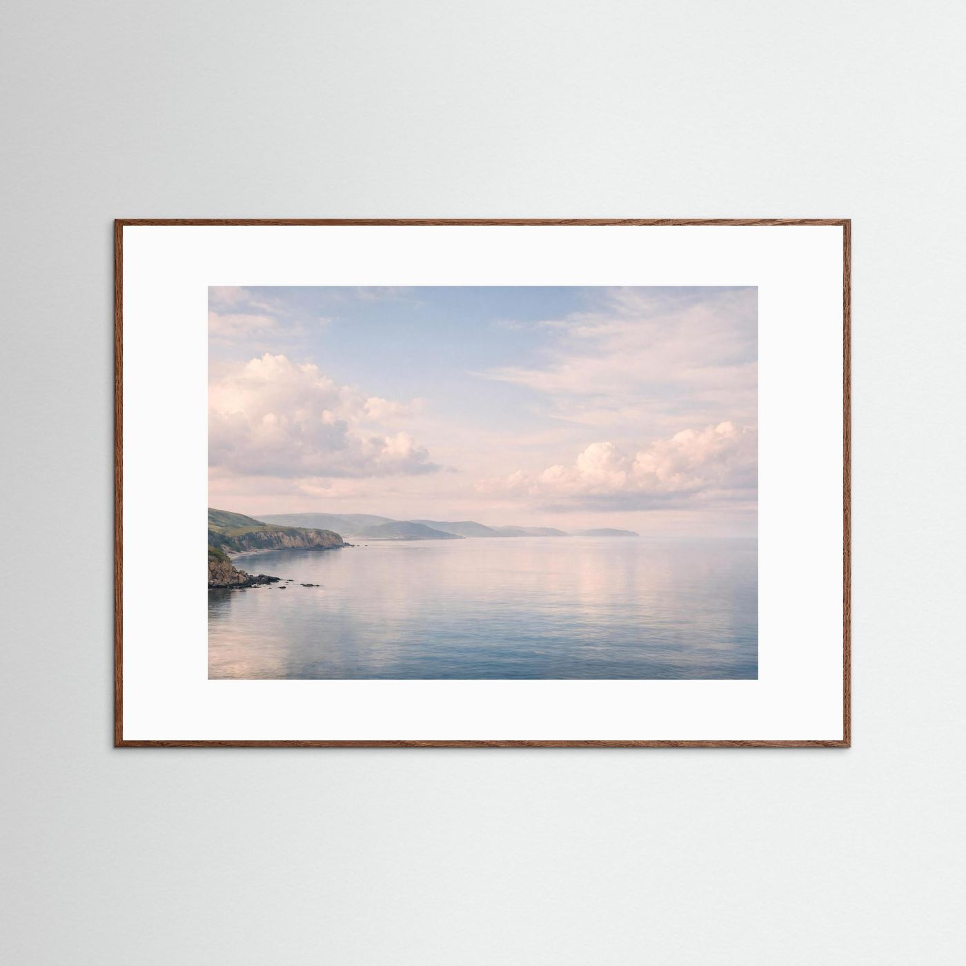 Panorama-Poster mit Meerblick und Wolken, brauner Holzrahmen mit weißem Passepartout