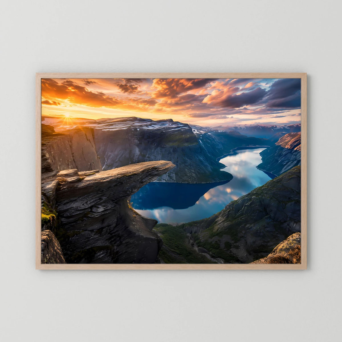 Poster im Querformat: Trolltunga-Felsen am Fjord bei Sonnenuntergang, heller Holzrahmen