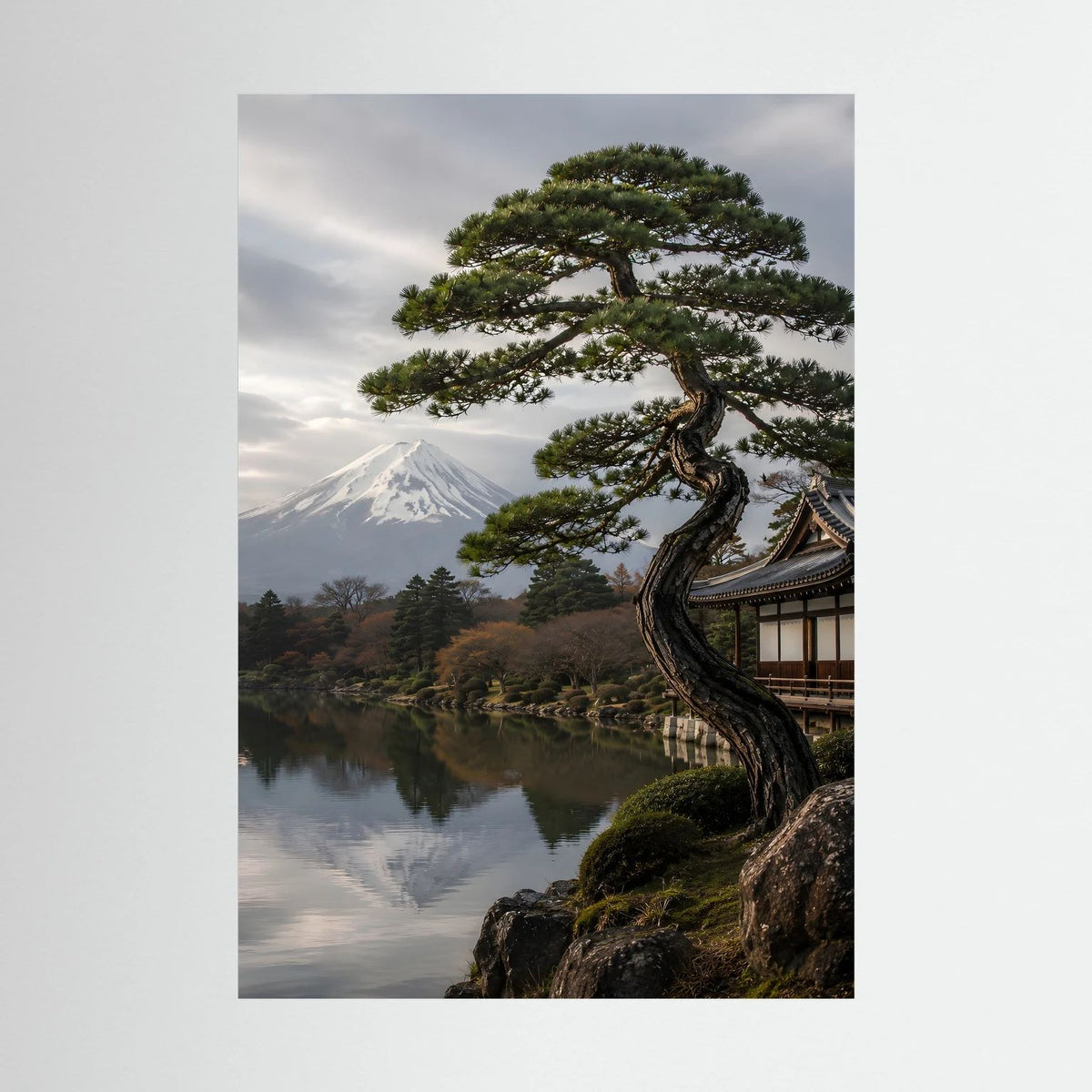 Japanisches Gartenposter im Hochformat: Kiefer über ruhigem See, Tempel und Fuji.