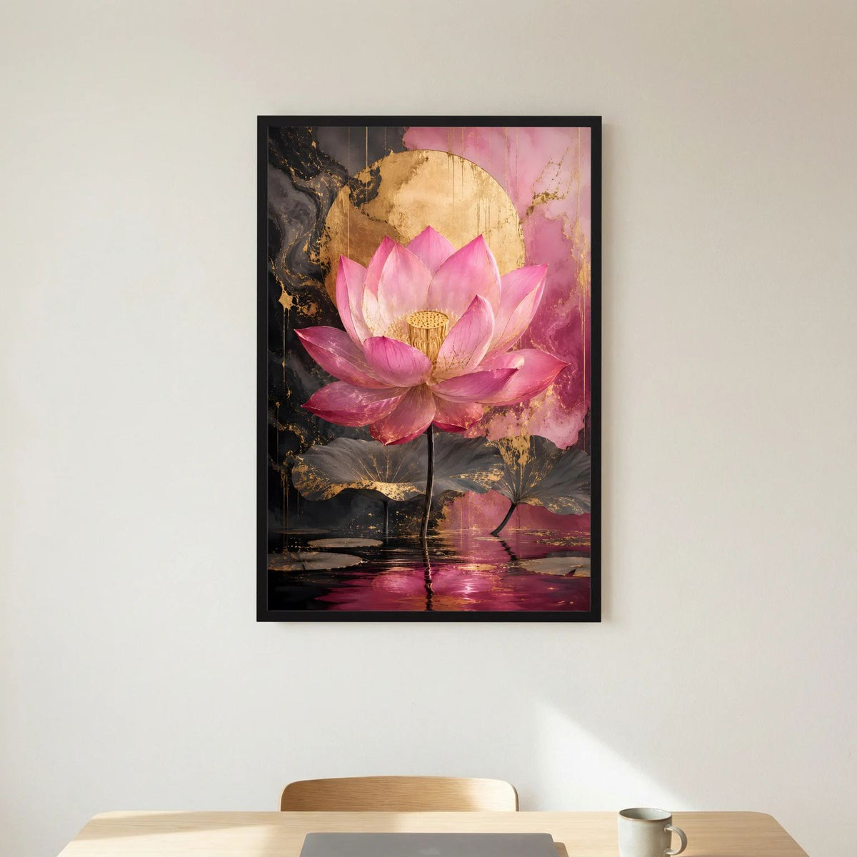 Lotusposter mit rosa Seerose und goldenem Kreisornament, schwarzer Rahmen an der Wand