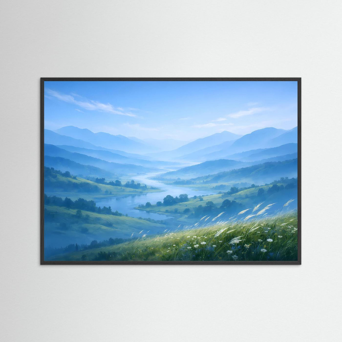Wandbild mit Landschaftsmotiv im schwarzen Rahmen, blaue Berge und Nebellinie im Tal