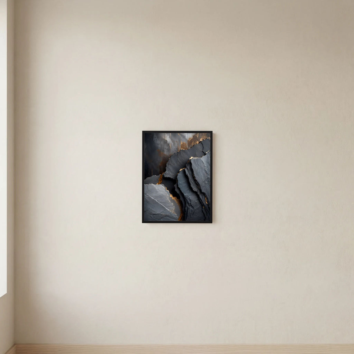 Hochformat-Poster mit abstrakter Felsstruktur in Schwarz und goldenen Akzenten, schwarzer Rahmen