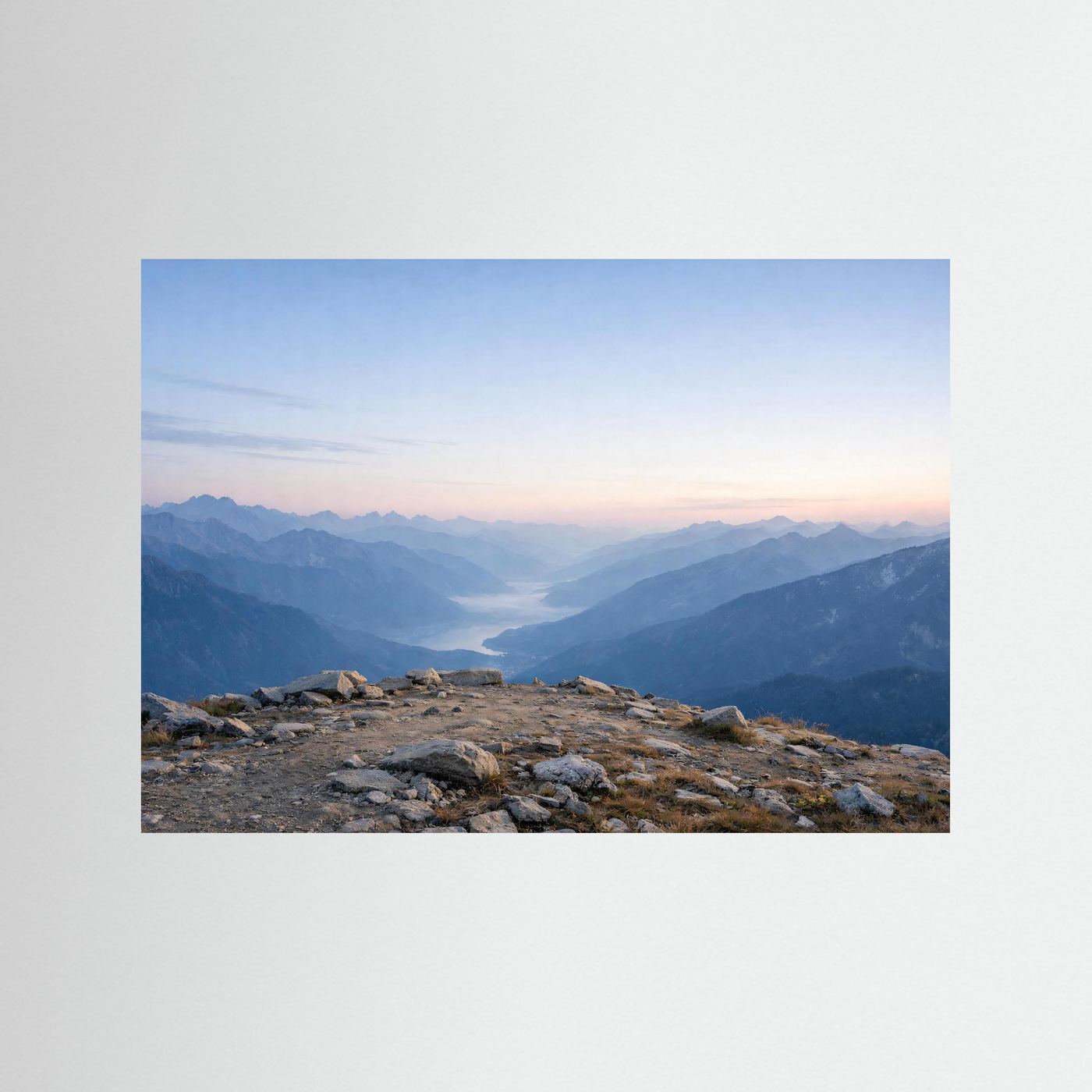 Querformat-Poster mit Bergpanorama in Dämmerungsfarben, Blick über felsigen Grat