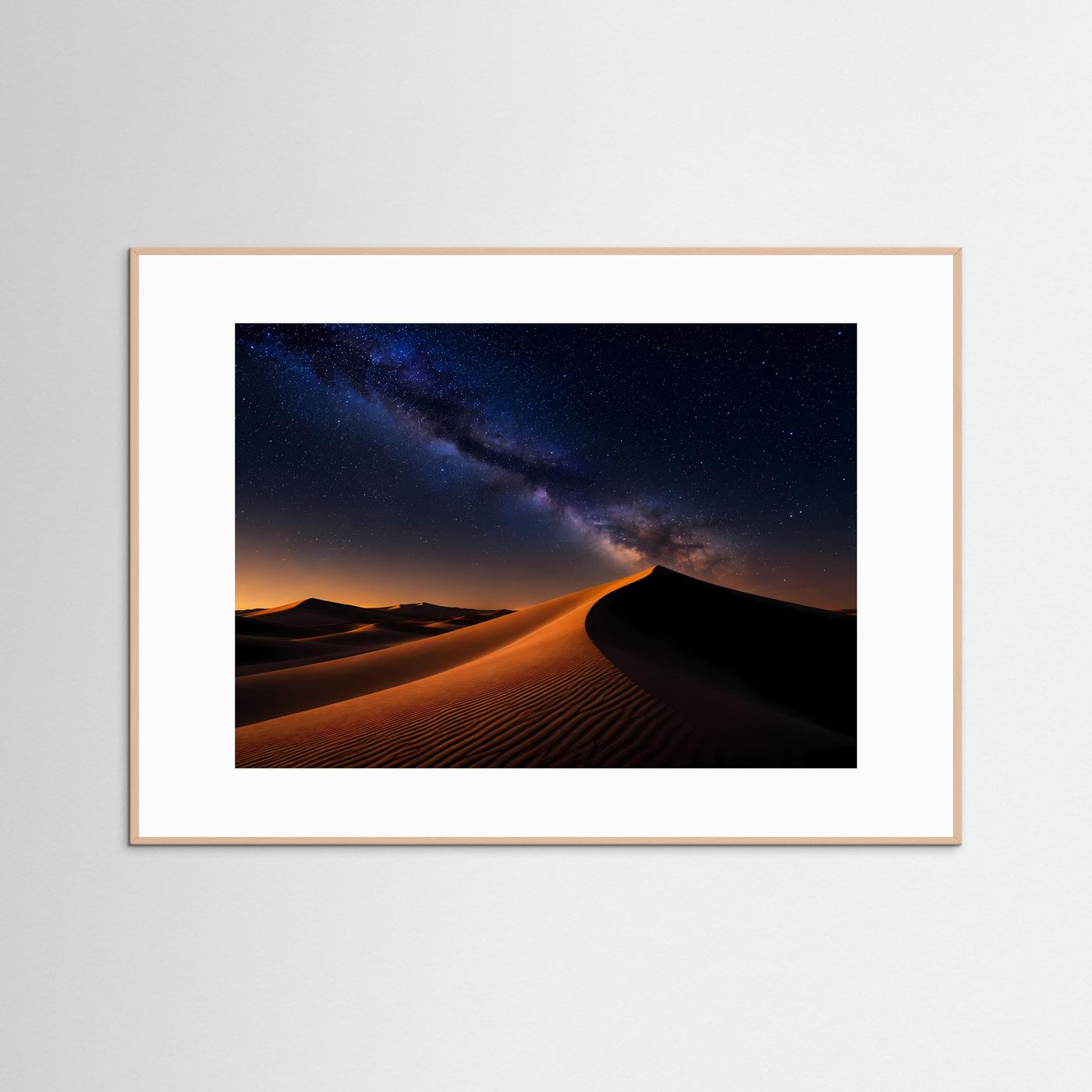 Poster im Querformat mit Sanddünen bei Nacht und Milchstraße, naturfarbener Holzrahmen