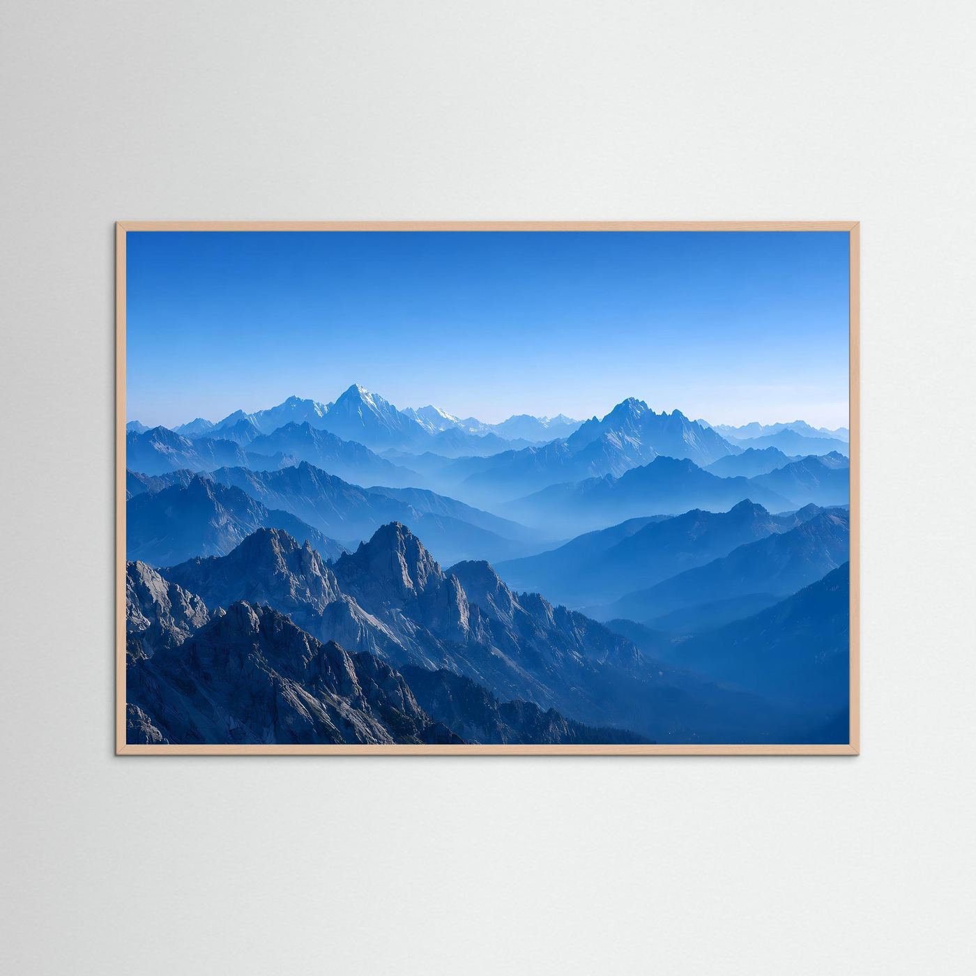 Wandbild mit blauem Alpengebirge im Panorama, beiger Holzrahmen