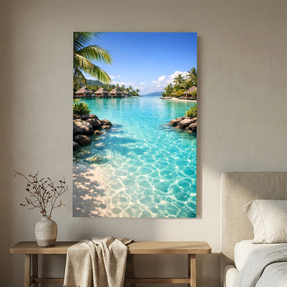 Hochformatiges Wandbild mit Meerblick auf türkisfarbenes Wasser, Palmen, Felsen und Bungalows