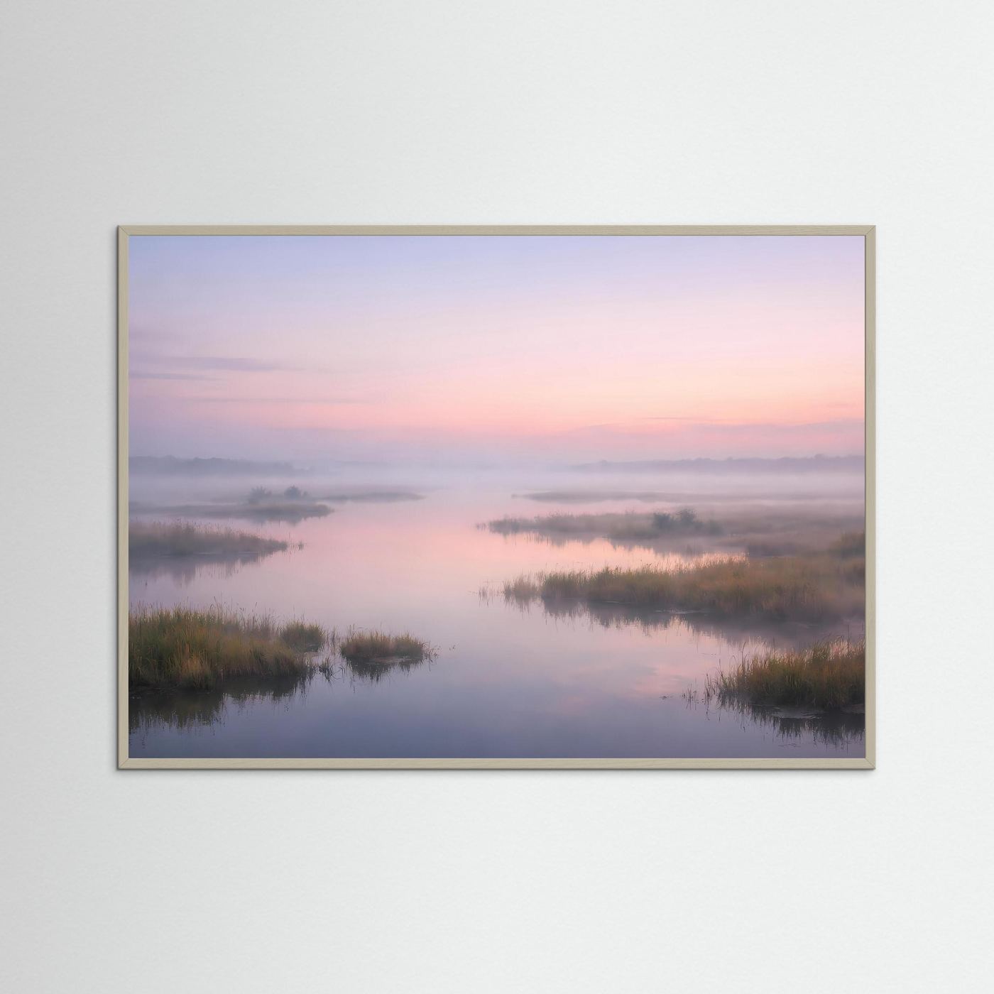 Wandbild im Querformat mit Flusslandschaft bei Sonnenaufgang, im grauen Rahmen, Nebel und Morgenlicht.