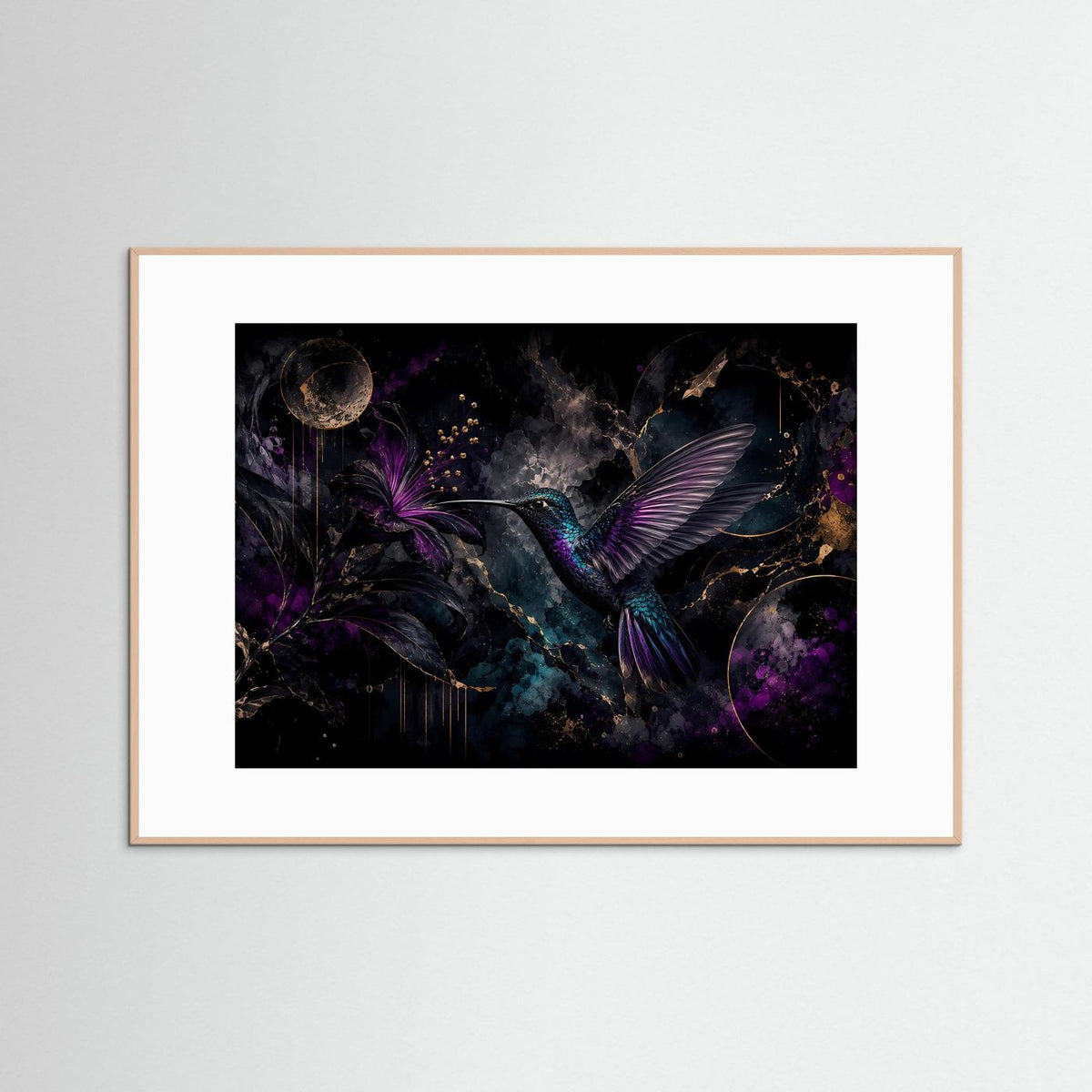 Wandposter mit lila-goldenem Kolibri und Blüte, goldbrauner Holzrahmen, weißer Rand
