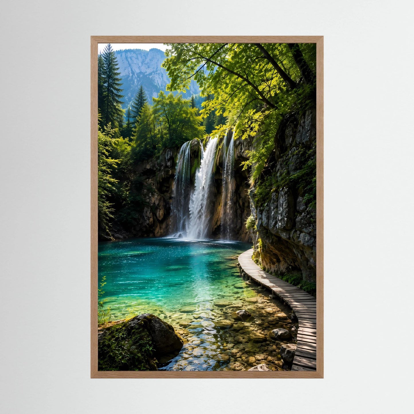 Hochformat-Poster mit Wasserfall und türkisfarbenem See, im hellen Holzrahmen