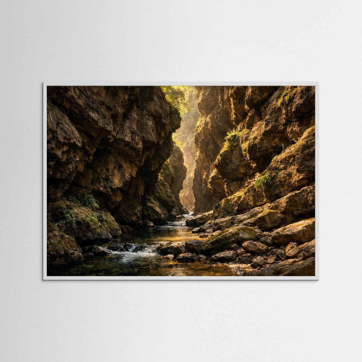 Schlucht-Poster im Querformat: Fluss zwischen Felsen, goldenes Licht, weißer Holzrahmen.