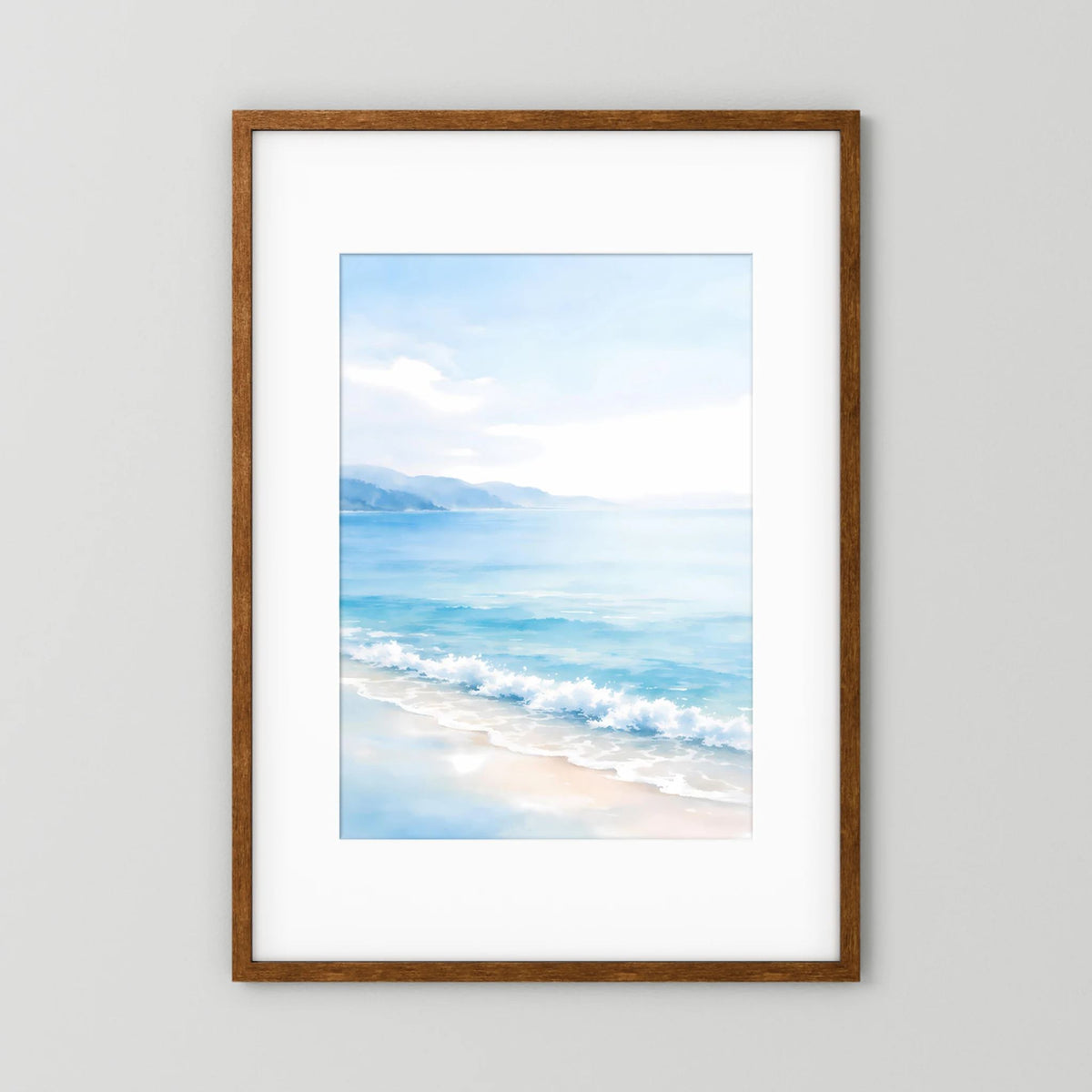 Hochformatiges Meer-Wandbild mit braunem Holzrahmen und Strandlandschaft