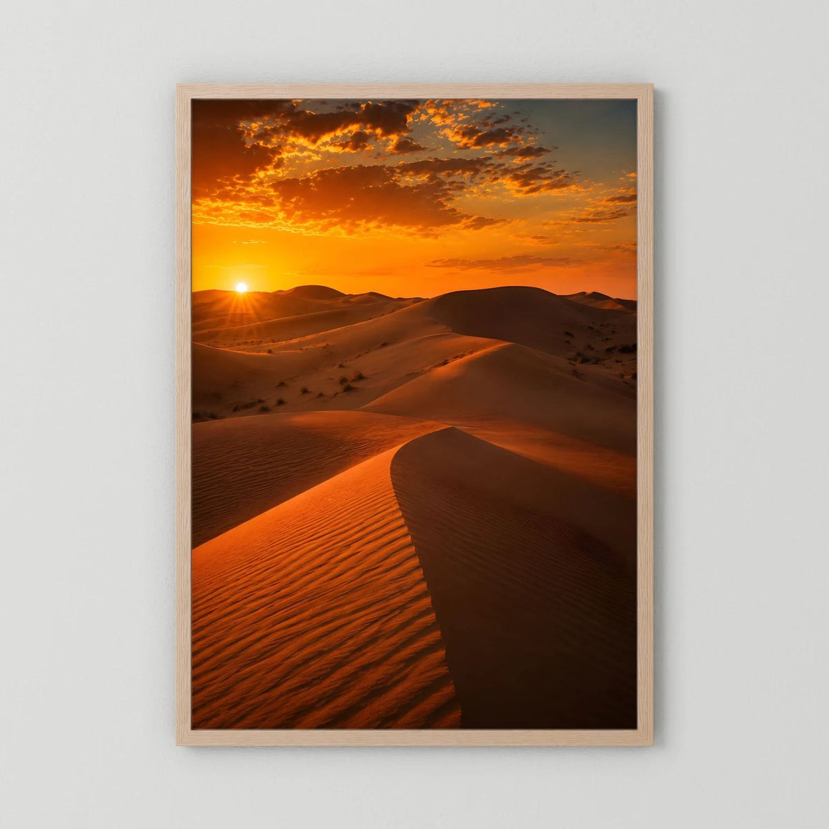 Poster mit Sanddünen bei Sonnenuntergang im hellbraunen Holzrahmen.