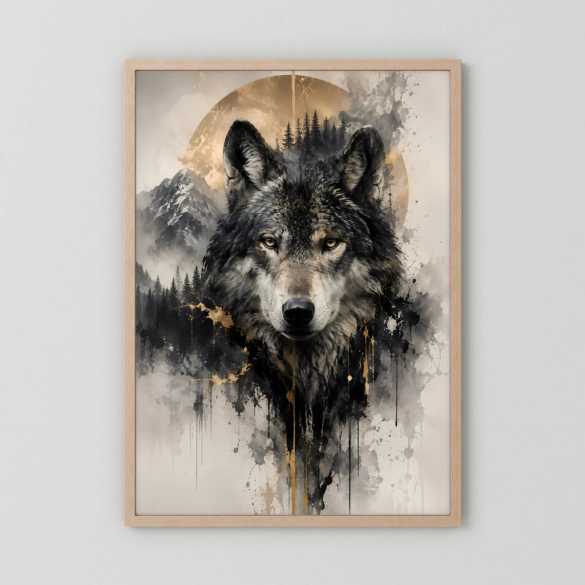 Gerahmtes Wolfposter mit hellem Holzrahmen, Wolfporträt in Schwarz-Grau und Gold