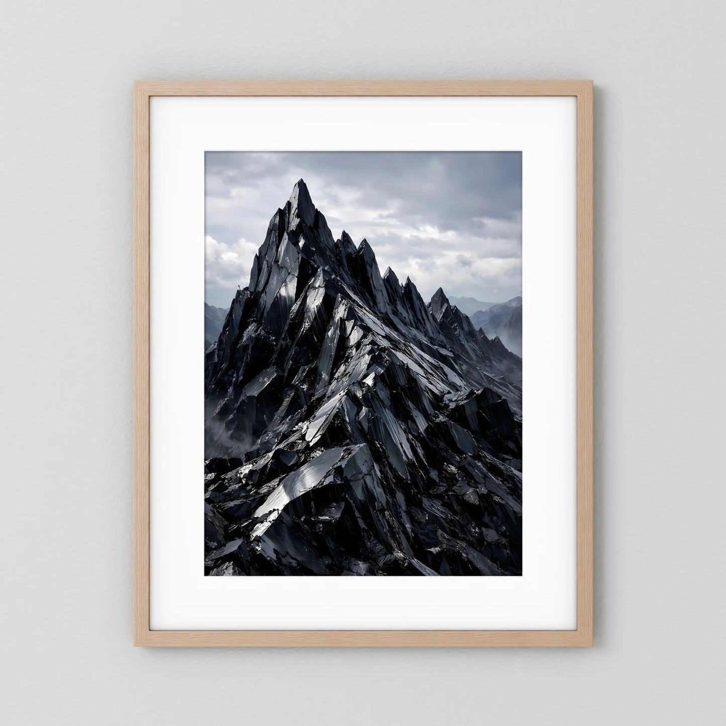 Wandbild-Poster mit hellem Holzrahmen und weißem Passepartout, Kristallbergmotiv in Schwarz-Grau.