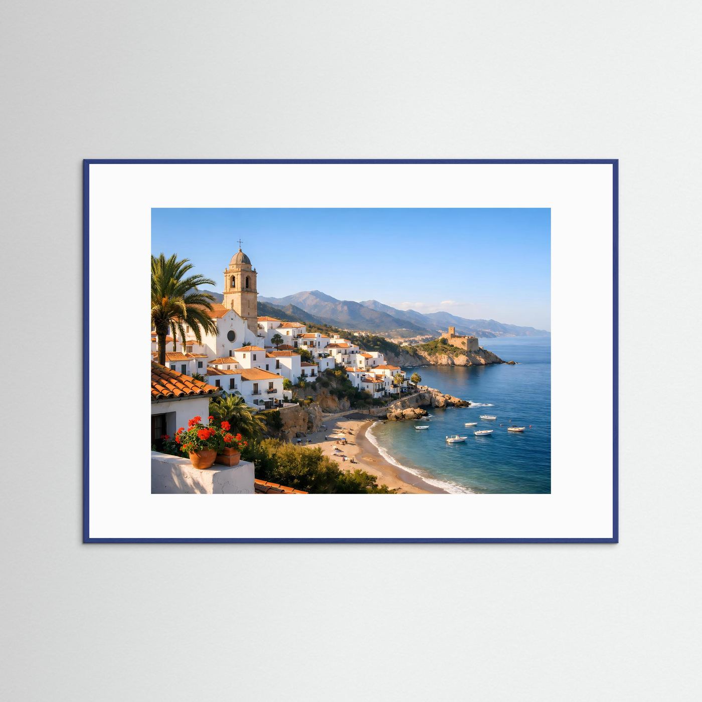 Gerahmtes Panorama-Poster mit blauem Rahmen: mediterranes Küstendorf mit Kirchturm an der Bucht.