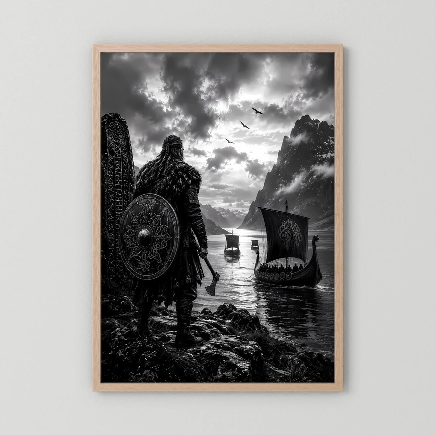 Eichenfarben gerahmtes Poster: Wikinger-Krieger mit Rundschild, Langschiff im Schwarzweißmotiv