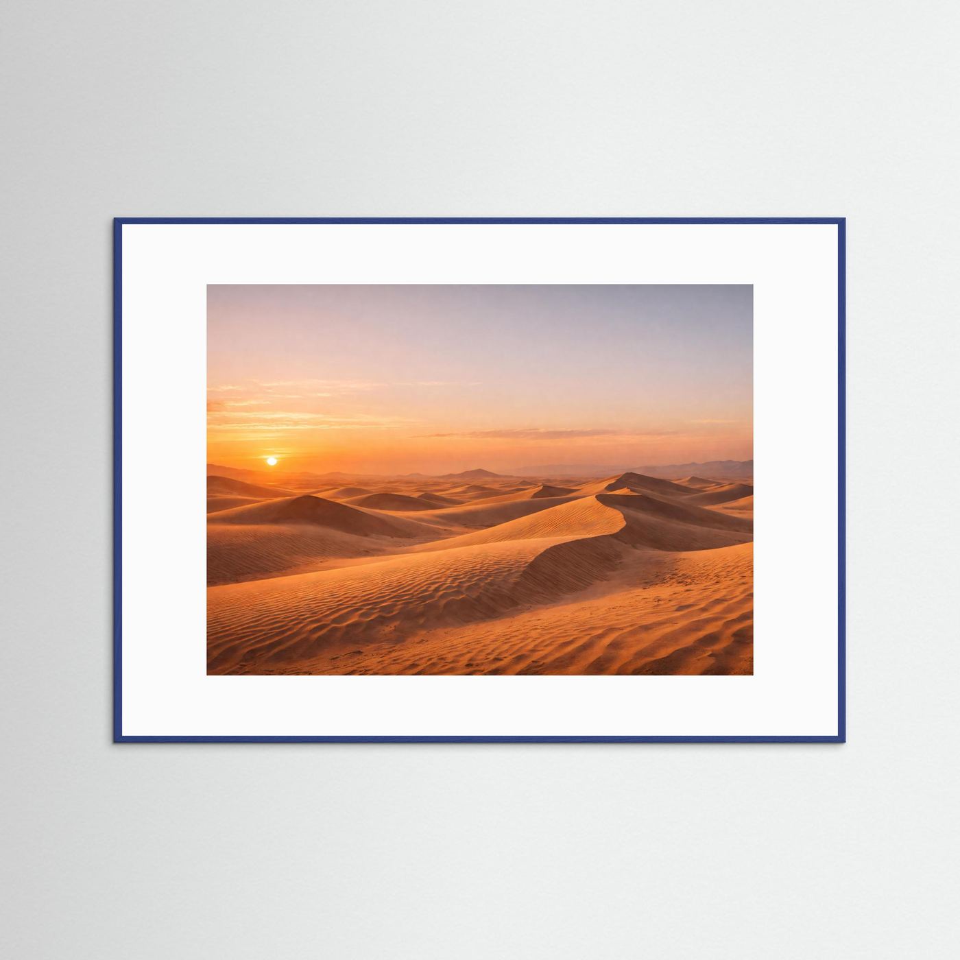 Panoramaposter mit Wüstendünen bei Sonnenuntergang, blau gerahmt