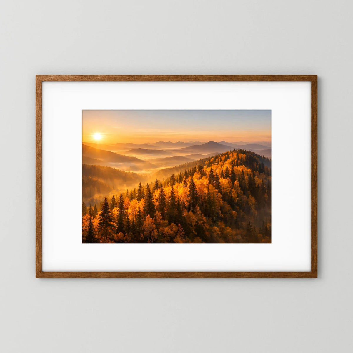 Querformat-Wandbild im braunen Holzrahmen mit weißem Passepartout und Sonnenaufgang