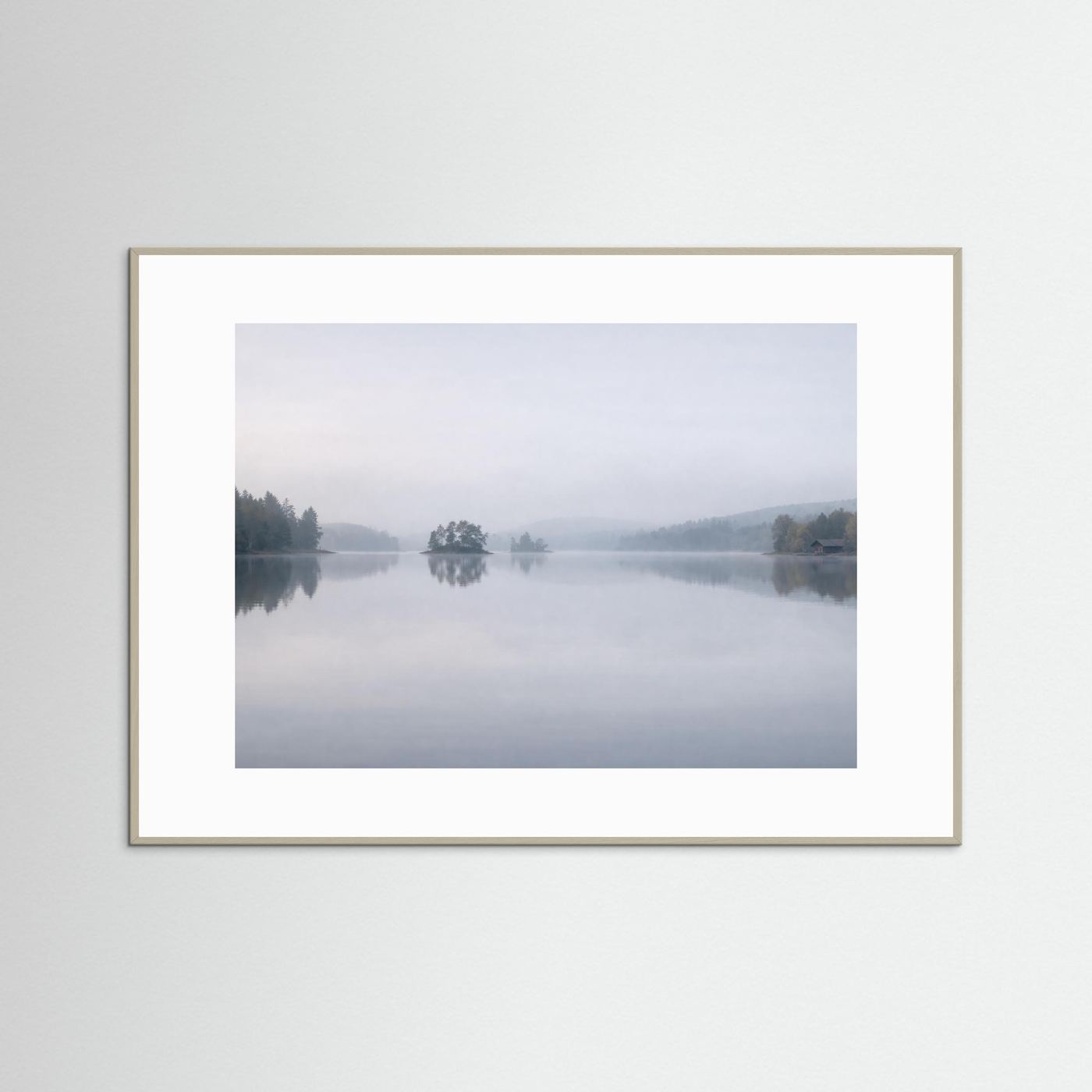 Stille im Nebel | Skandinavischer See Naturposter Querformat