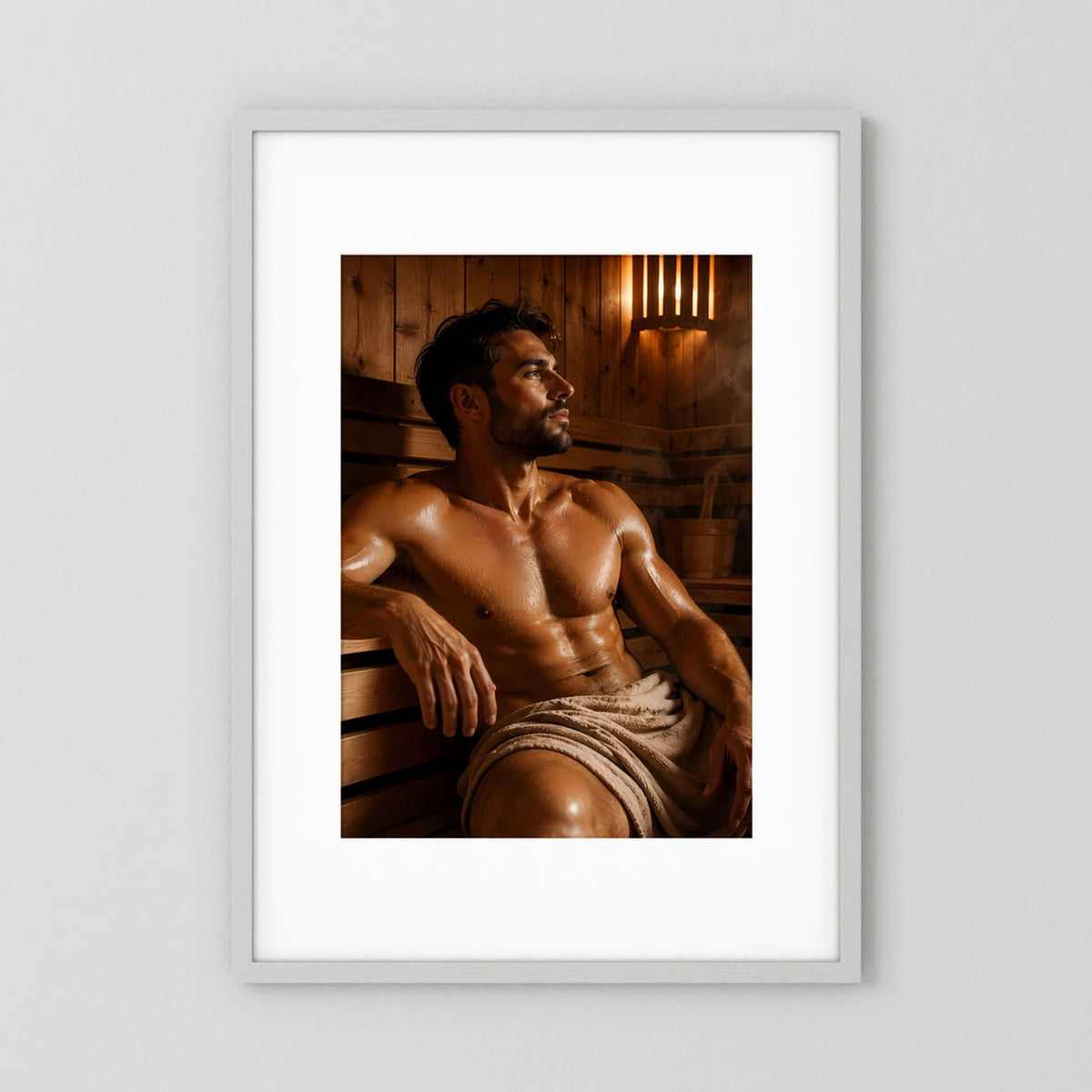 Hochformat-Poster mit Porträt eines Mannes in der Sauna, auf Holzbank sitzend.