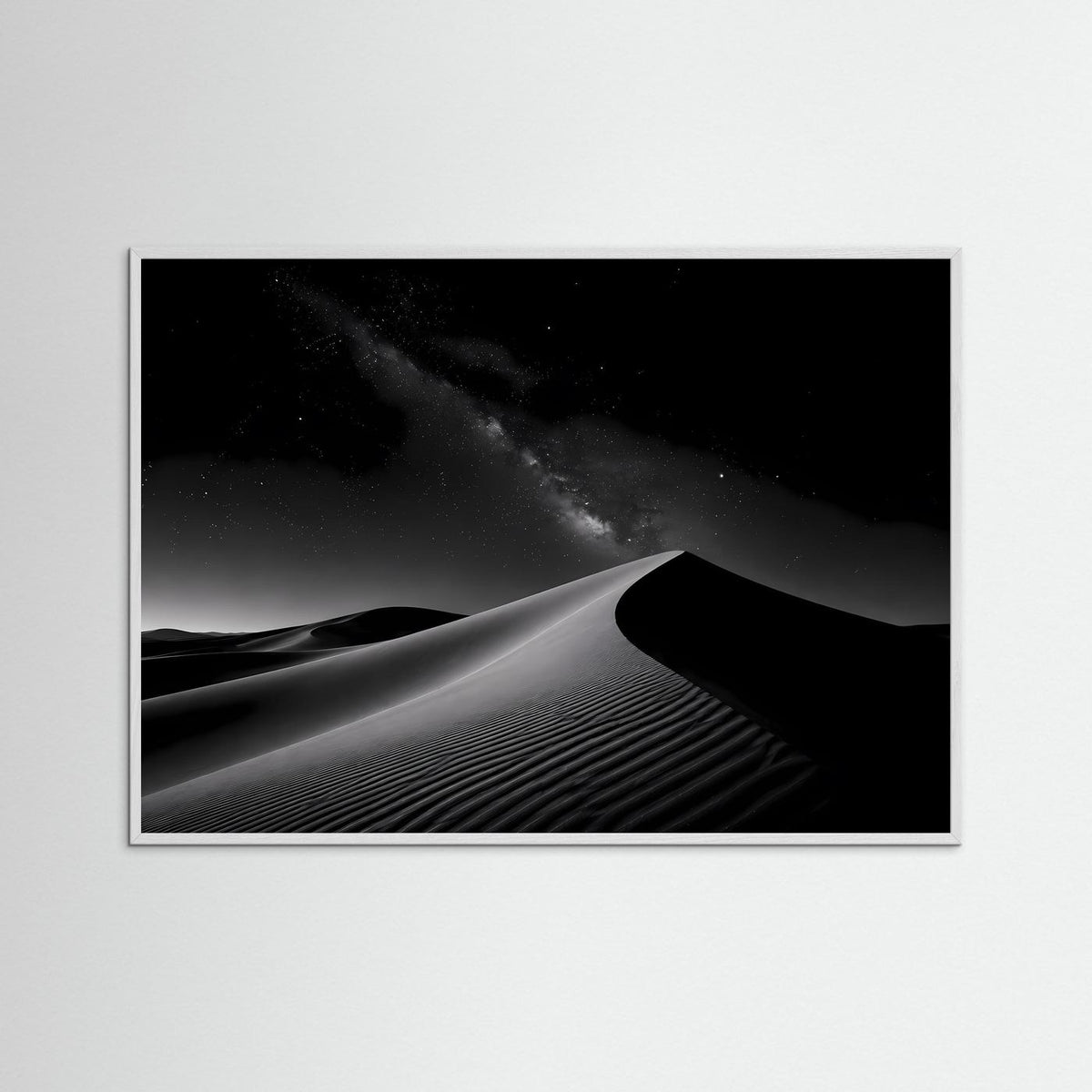 Poster mit Wüstenlandschaft im Schwarz-Weiß-Nachtstil, grauer Bilderrahmen