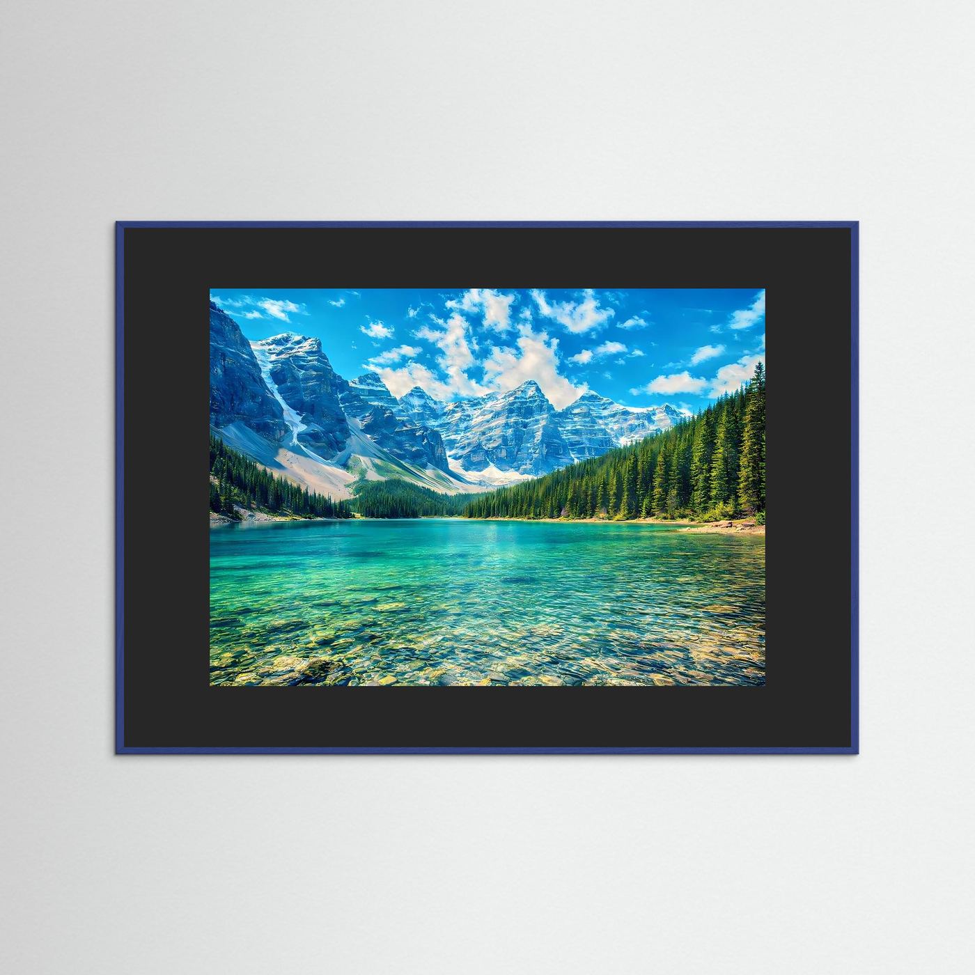 Wandbild mit türkisblauem See und Bergpanorama im blauen Holzrahmen