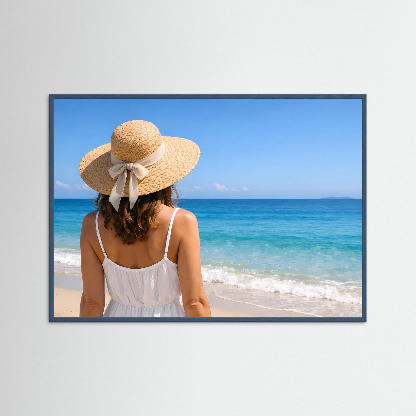 Strandposter im Querformat: Frau mit Strohhut und weißem Kleid am Wasser