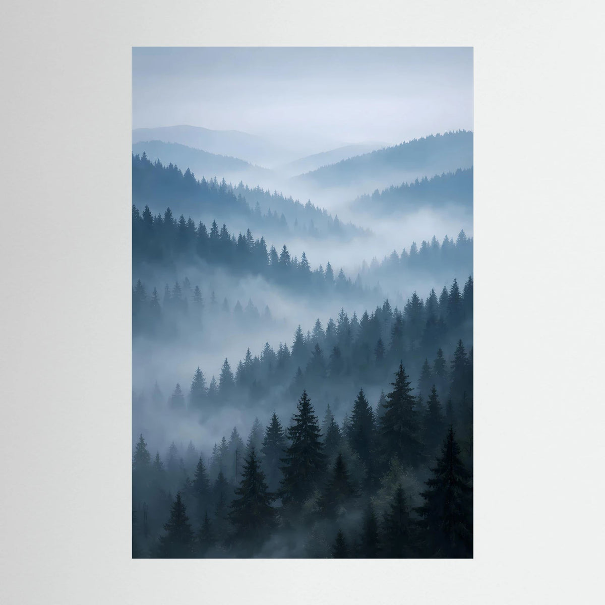 Hochformatiges Naturposter mit nebligem Wald in Blau und Grau.