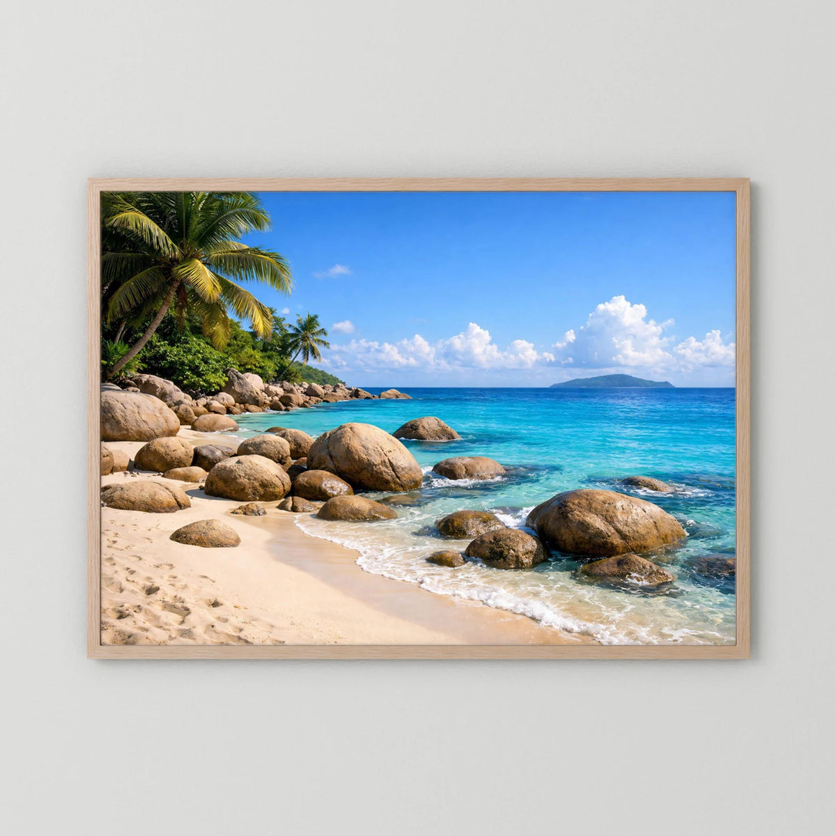 Poster mit Strandmotiv und Granitfelsen, Querformat, heller Holzrahmen