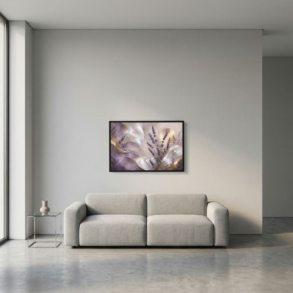 Kleines Querformat-Poster mit abstrakten Lavendelblüten, Perlmutt-Glanz und goldenen Akzenten im schwarzen Rahmen